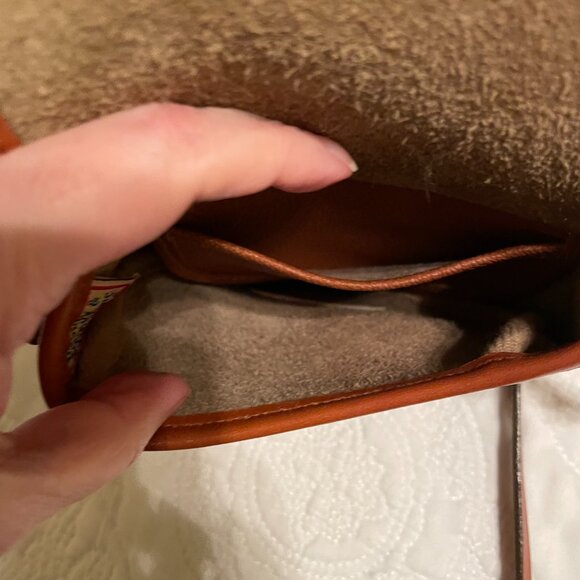 Vintage Dooney & Bourke Big Duck Crossbody handbag damage on strap - Picture 8 of 11